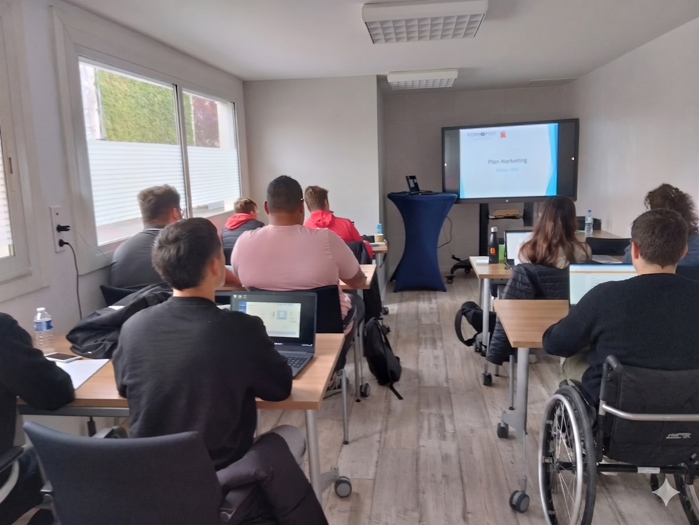 Salle de cours inclusive du CFA Formopost, accueillant des apprenants en situation de handicap